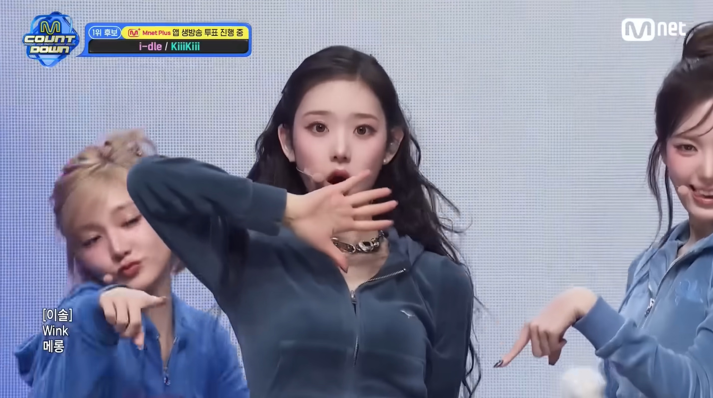 키키 이솔 wearing PS109E